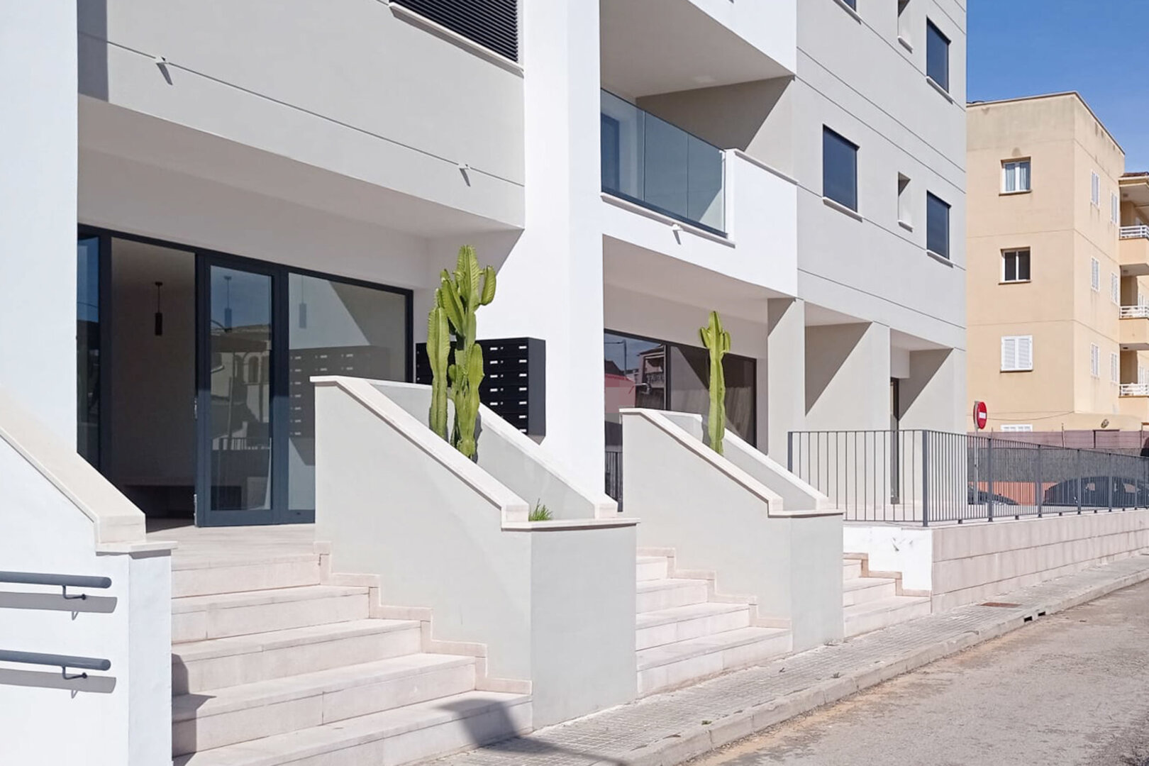 Cala Ratjada: Neubau Ladenlokale nur wenige Meter vom Zentrum 
Obj. 6840