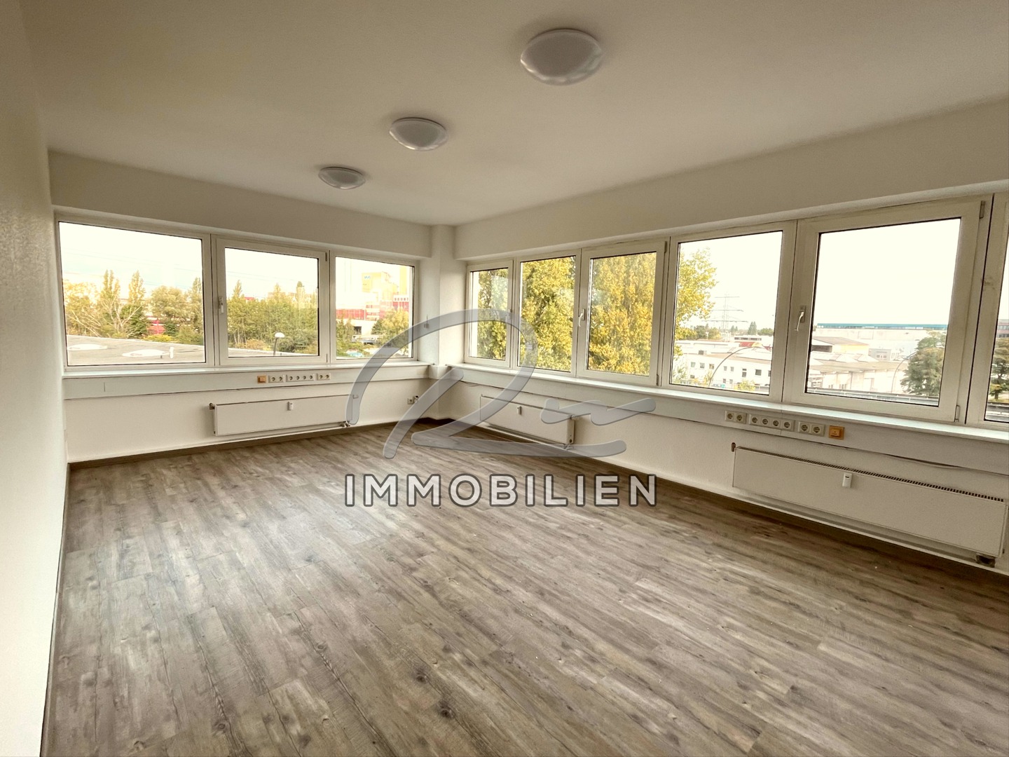 Billbrook! Helle und sanierte Bürofläche im 3.OG ca.100 m² mit WC, Bad und Küche