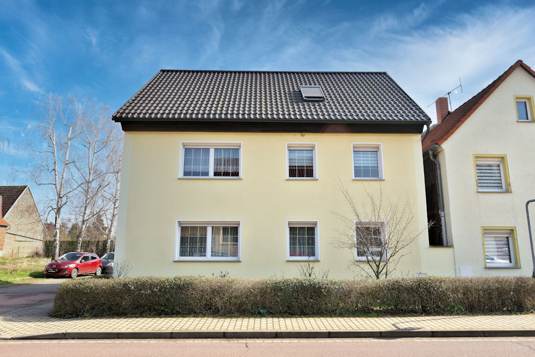 EINZIEHEN - WOHLFÜHLEN ! Gemütliches Einfamilienhaus mit Dachterrasse in ruhiger, guter Lage !