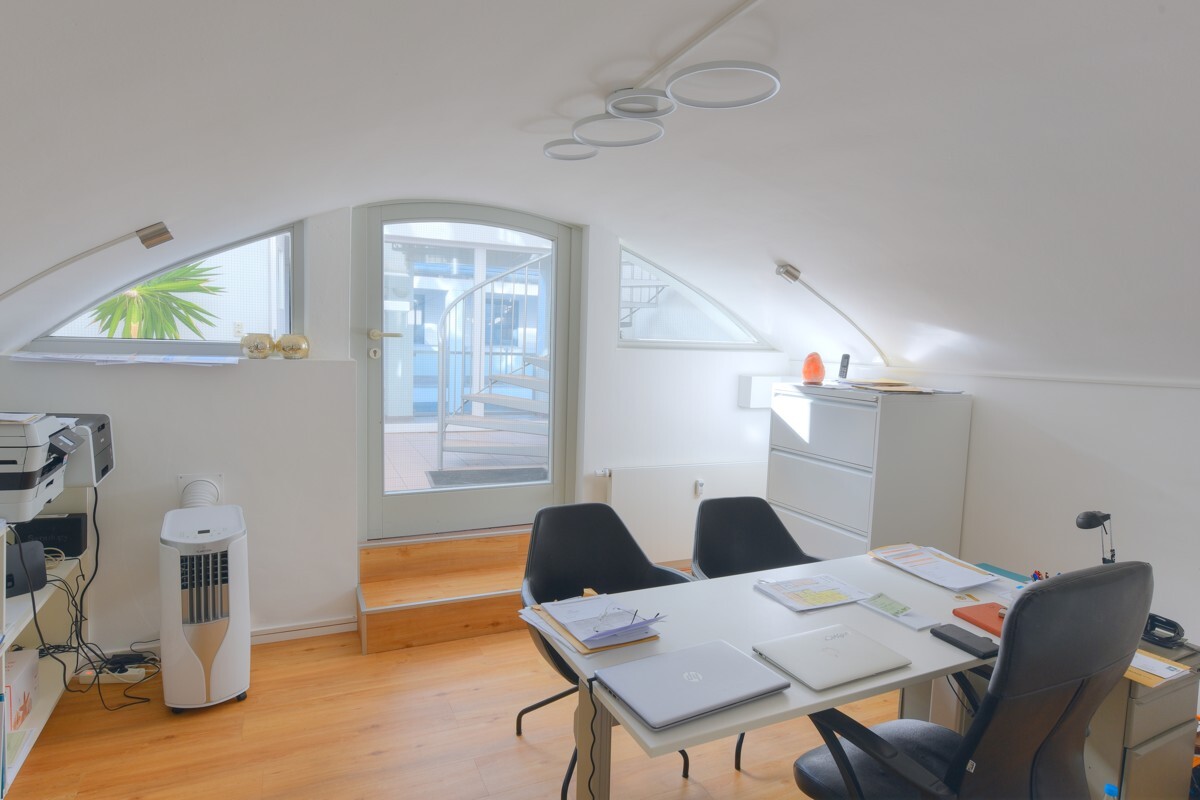 Büro oder Praxis mit kreativem Flair auf zwei Ebenen