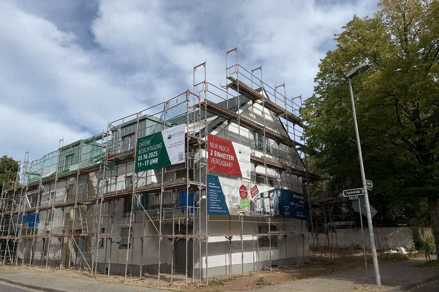 Im Frühjahr schon auf der eigenen, großzügigen Loggia die Sonne genießen
