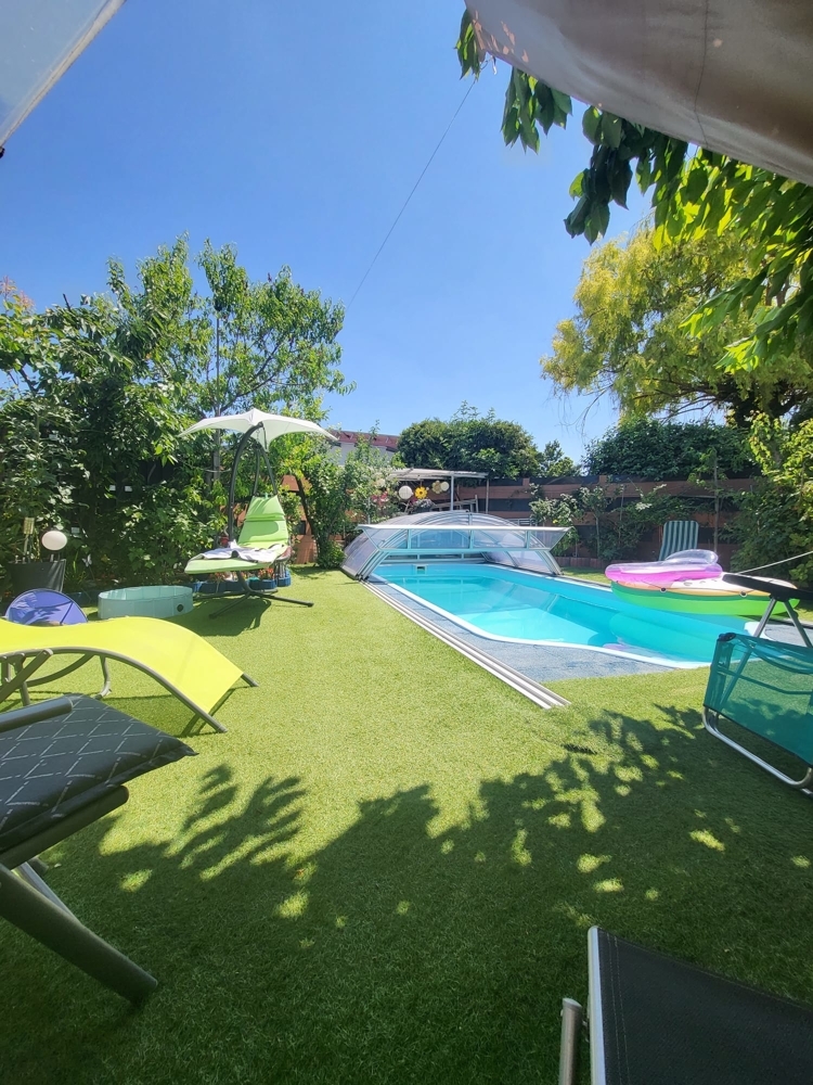 Reihenendhaus mit Sauna und Pool in gepflegter Wohngegend