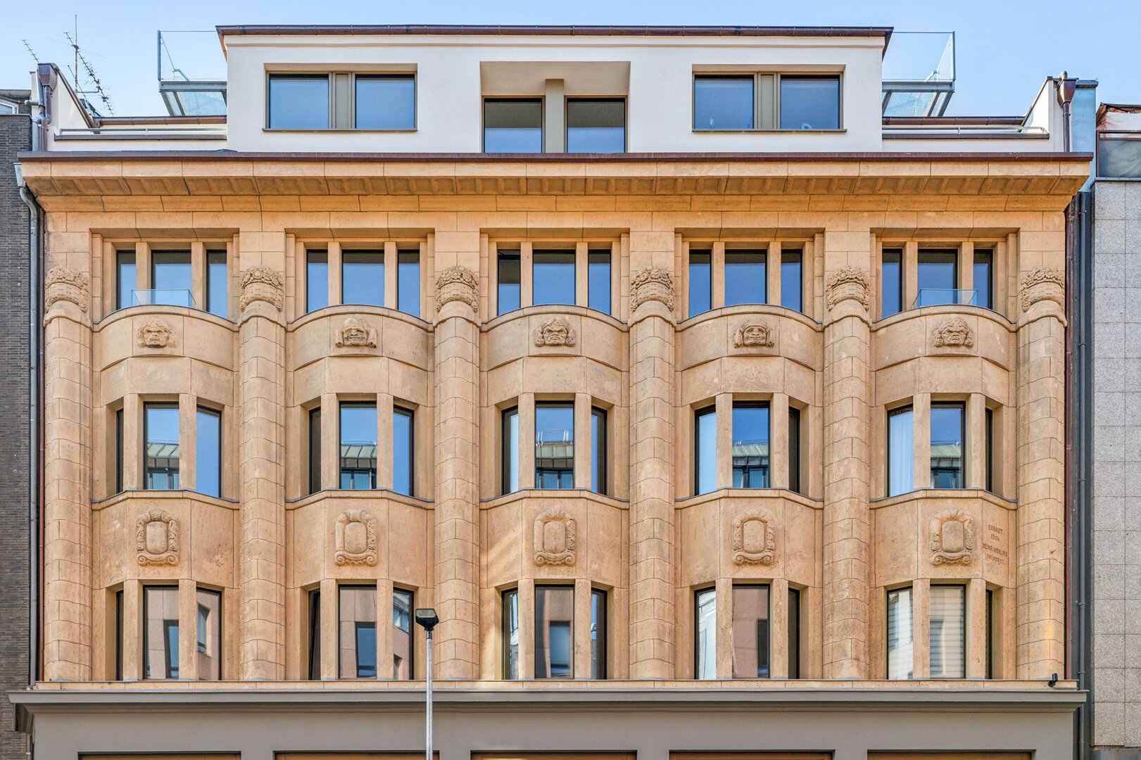 Einzigartige Terrasse mit 68 m² Freifläche zum ruhigen Innenhof - Neubau Erstbezug