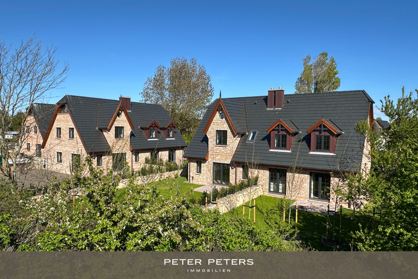 Neubau von drei exklusiven Doppelhäusern mit jeweils 1 Ferien- und 1 Dauerwohnung