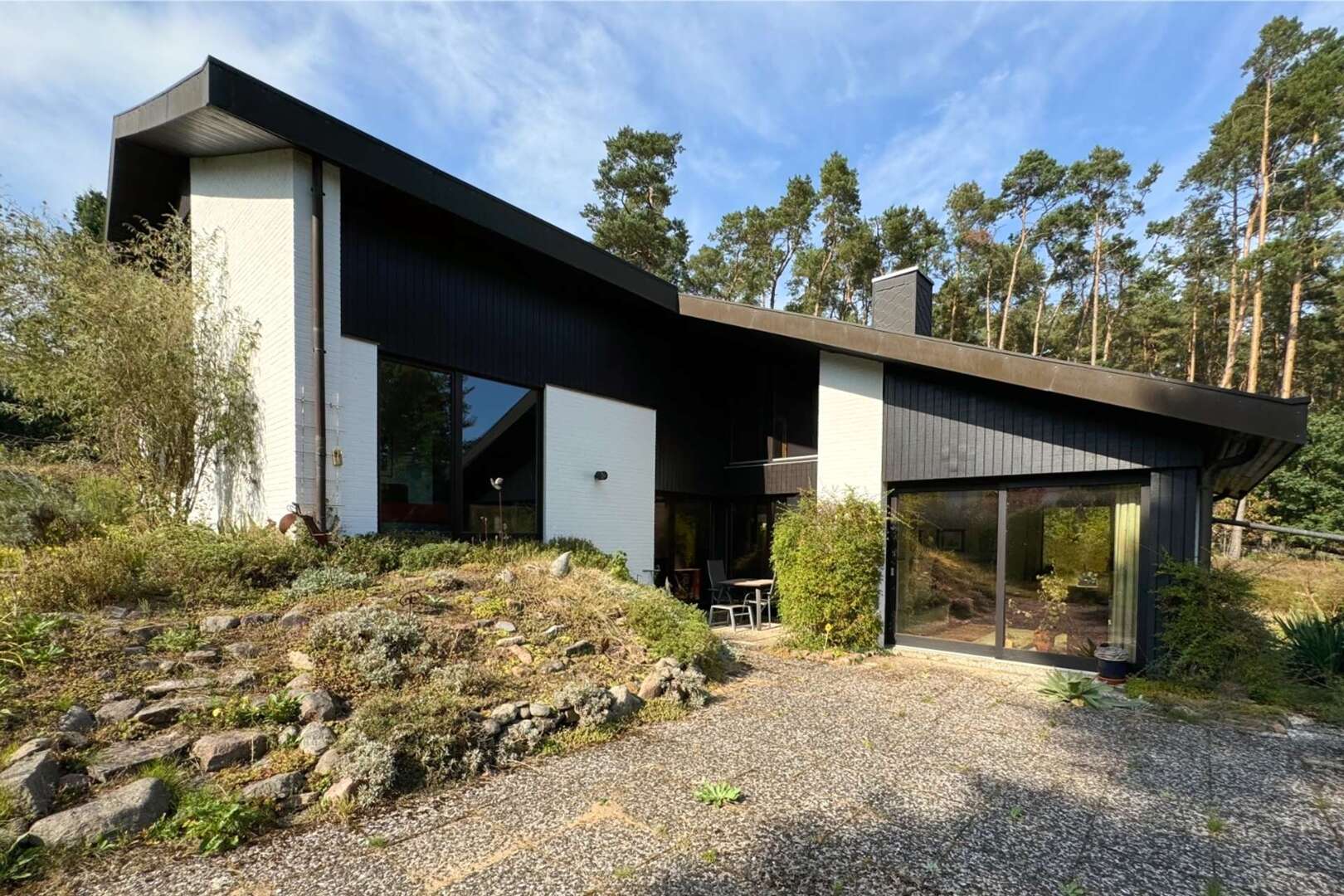 Traumhaftes Grundstück mit modernisierungsbedürftigem Architektenhaus + Bauplatz!!