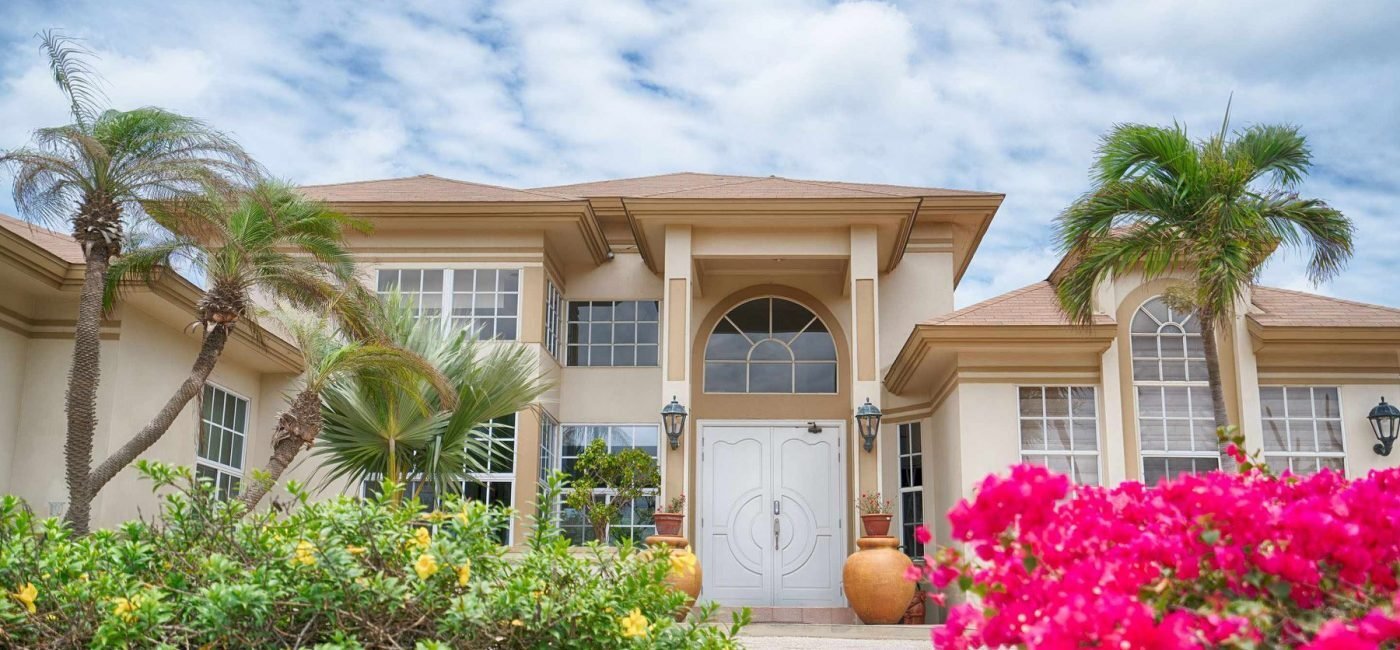Villa Zu Verkaufen In Aruba Noord Mit Blick Auf Einen Hügel Und Üppige Gärten