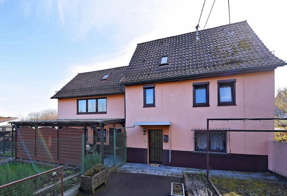 Sanierungsgebiet! Gepflegtes Haus mit Entwicklungspotenzial -  auch ideal fuer Tierfreunde!