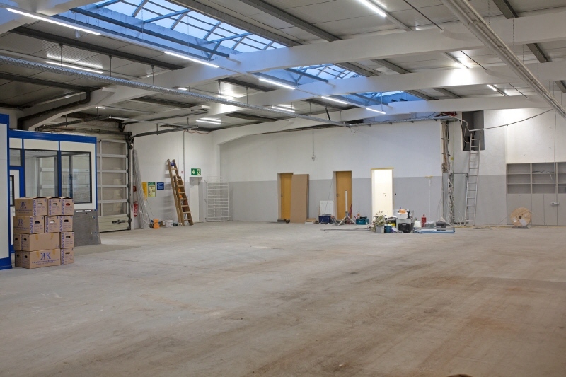 Gewerbehalle mit Büroeinheiten und Lagerfläche