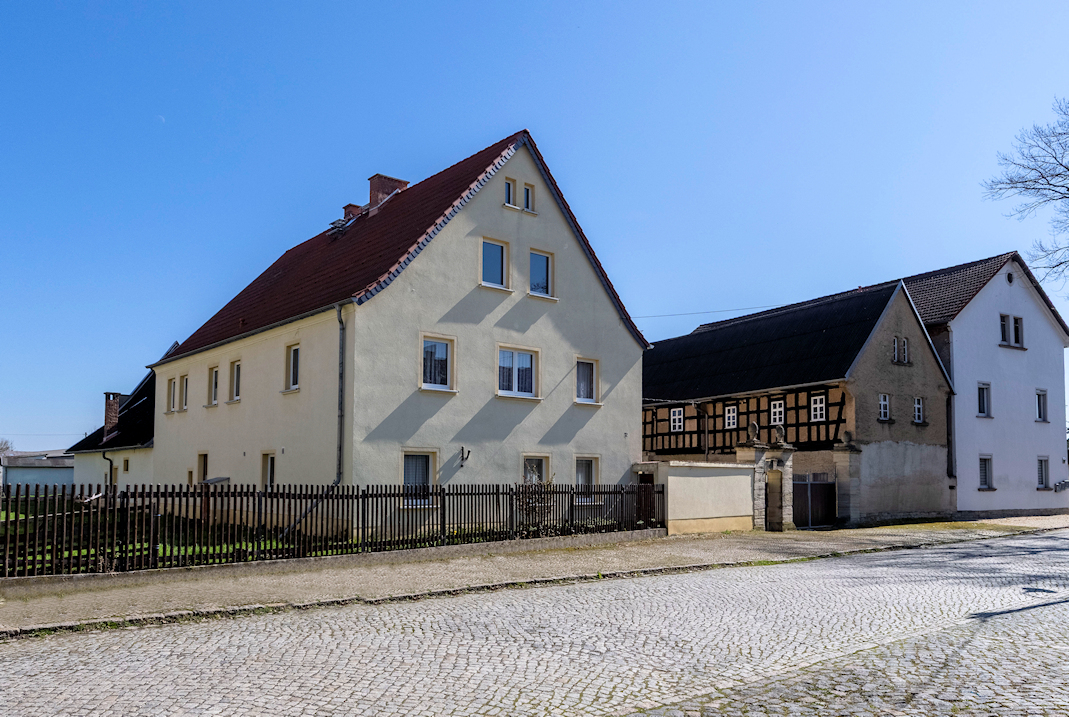 Dreiseitenhof mit Charme ! Authentisch, großzügig, wandlungsfähig – ein Ort für IHRE Visionen !