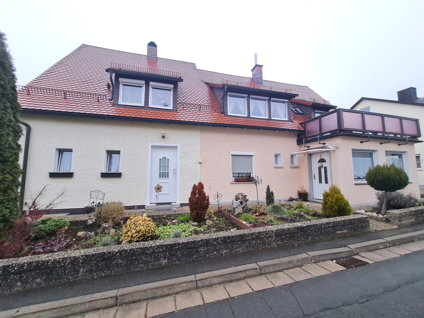 Flexible Investmentchance für clevere Anleger: 2 Doppelhaushälften mit 4 Garagen in 95326 Kulmbach-Forstlahm!