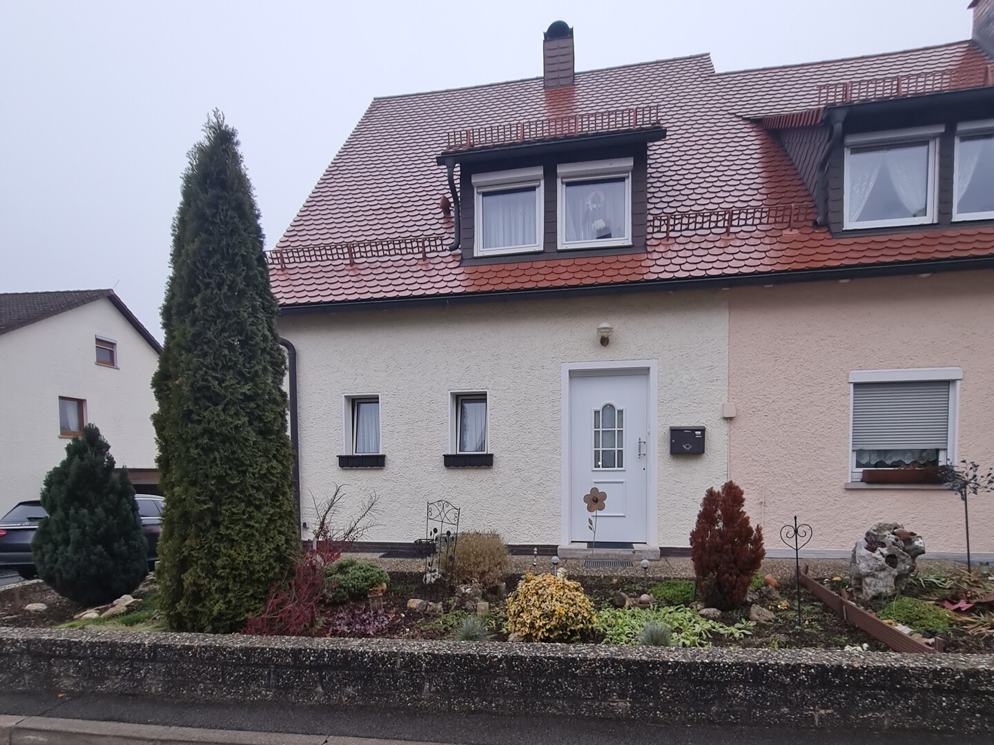 Charmante Doppelhaushälfte mit 2 Garagen in 95326 Kulmbach-Forstlahm!