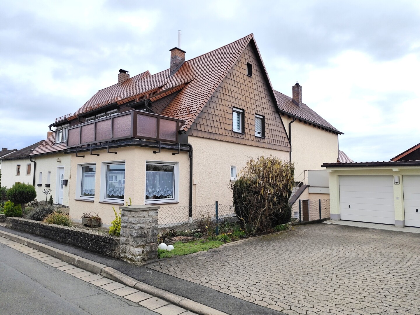 Einzigartig wohnen: Modernisiertes Zweifamilienhaus mit Scheunenanbau in Top-Lage von 95326 Kulmbach-Forstlahm!
