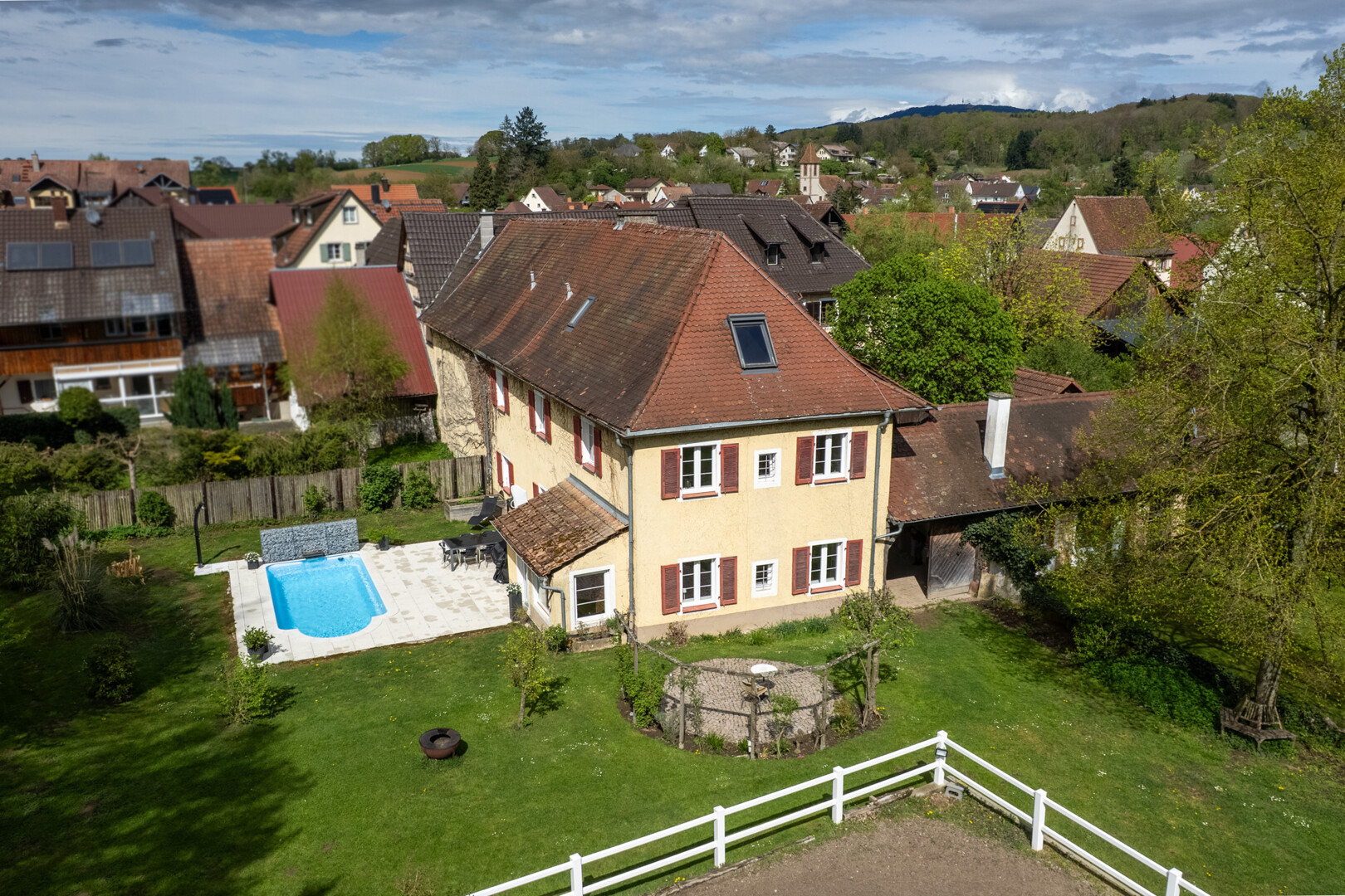 Historisches Ensemble mit Pferdehaltung, ehemaligem Gasthaus und Wohnungen
