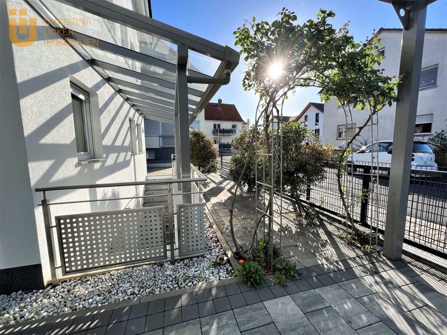 Modernes Einfamilienhaus mit Einliegerwohnung und Carport in zentraler Lage