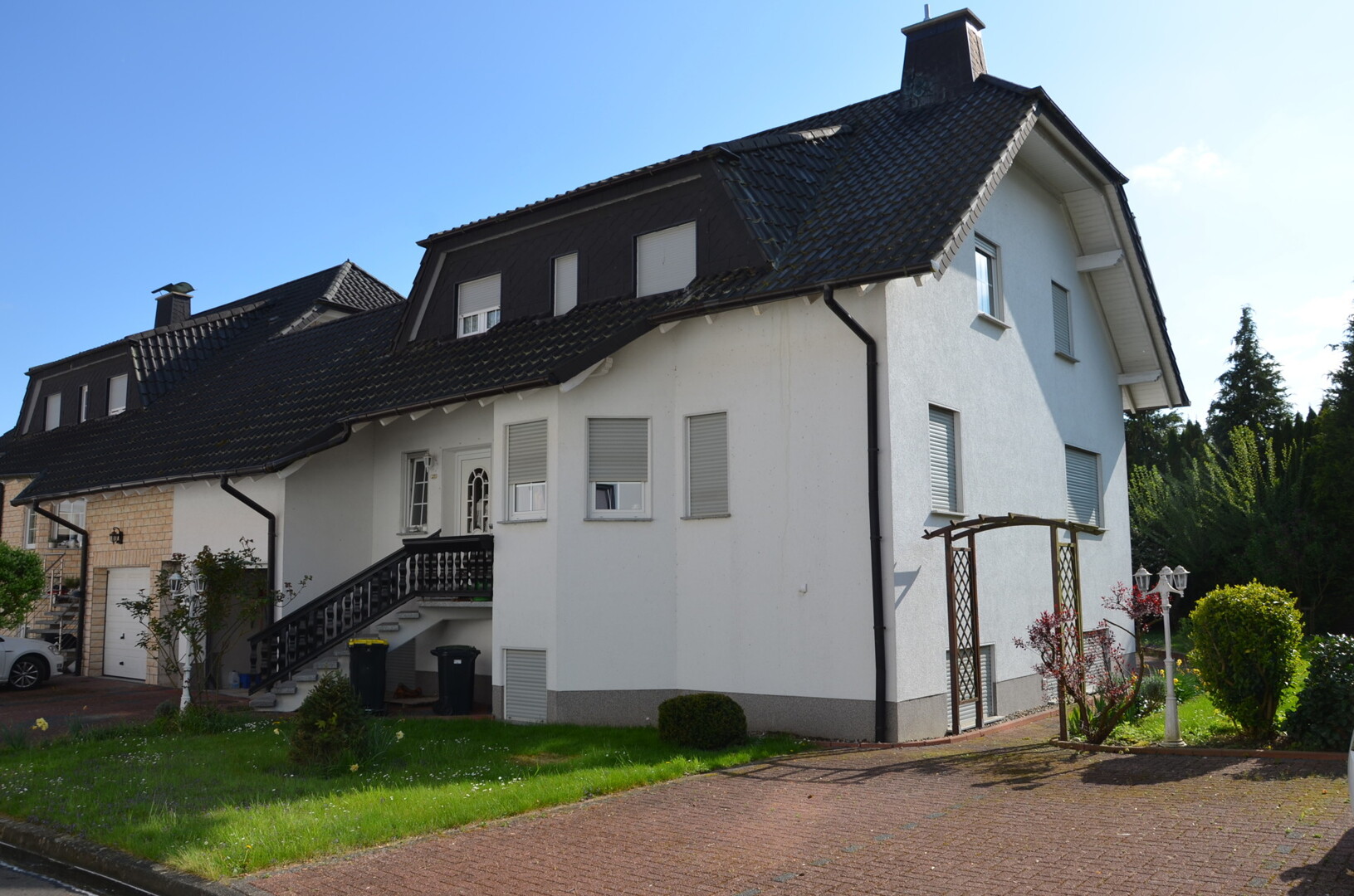 Großzügiges Einfamilienhaus mit Einliegerwohnung und Garten in massiver Bauweise zu verkaufen!