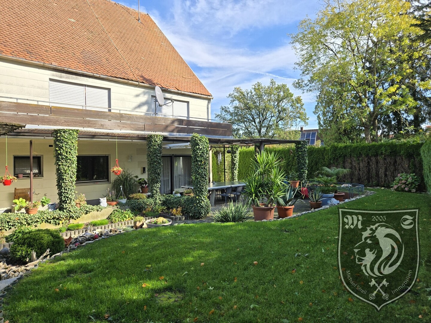 Großes Einfamilienhaus mit großem Grundstück in Bachhagel