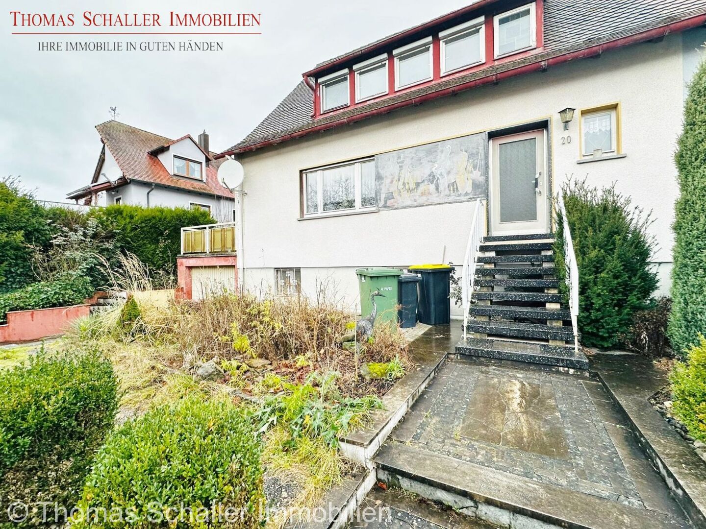 Doppelhaushälfte mit traumhaftem Garten, Fischteich & Garage – Toplage in Zirndorf