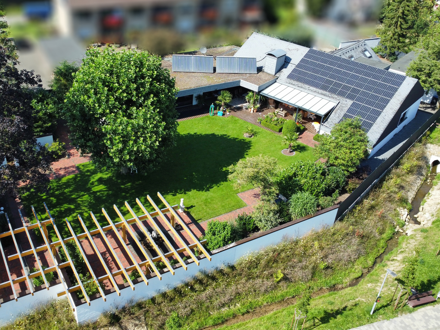 Beeindruckende Liegenschaft mit harmonisch angelegtem Garten in Borgholzhausen