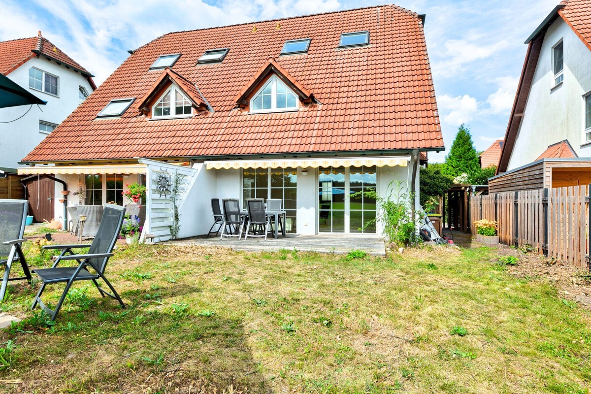 Mit Vollkeller, Sauna, zwei Bädern: Doppelhaushälfte mit Weitblick ins Grüne