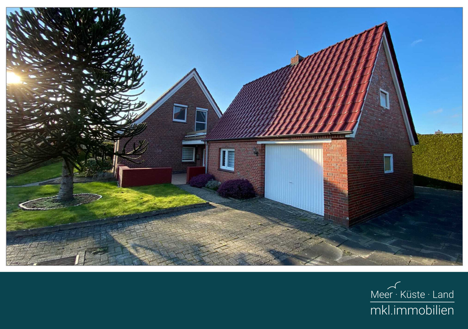 Charmantes Einfamilienhaus mit Garage in ruhiger zentraler Lage, direkt am Kanal zu verkaufen.