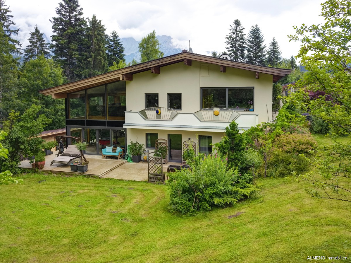 Tolle Aussicht ohne Einsicht: Großzügiges Tiroler Landhaus auf  9.000 m² am Wilden Kaiser
