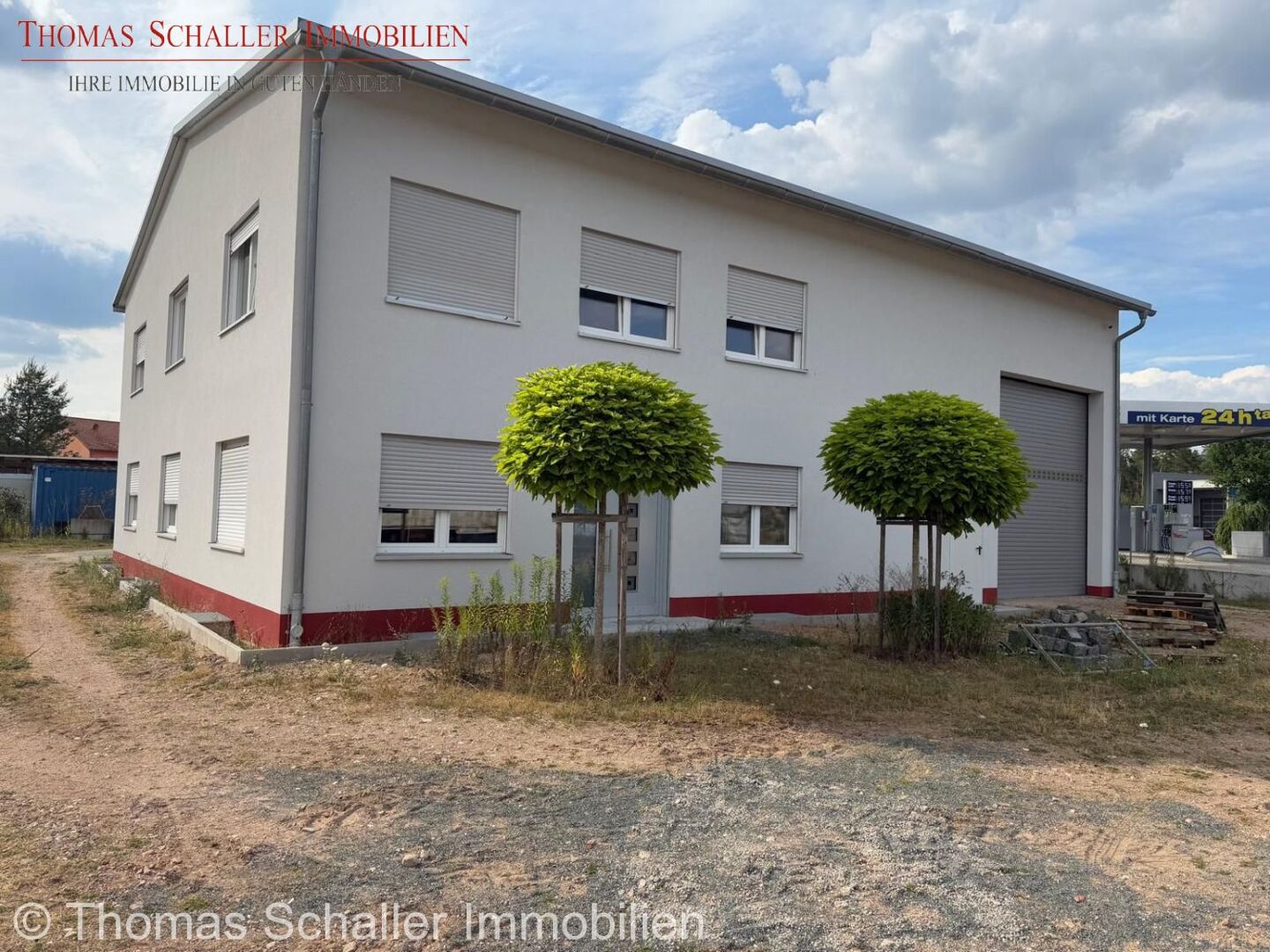 Gewerbehalle mit Bürogebäude-Laden und großem Grundstück in Top Lage