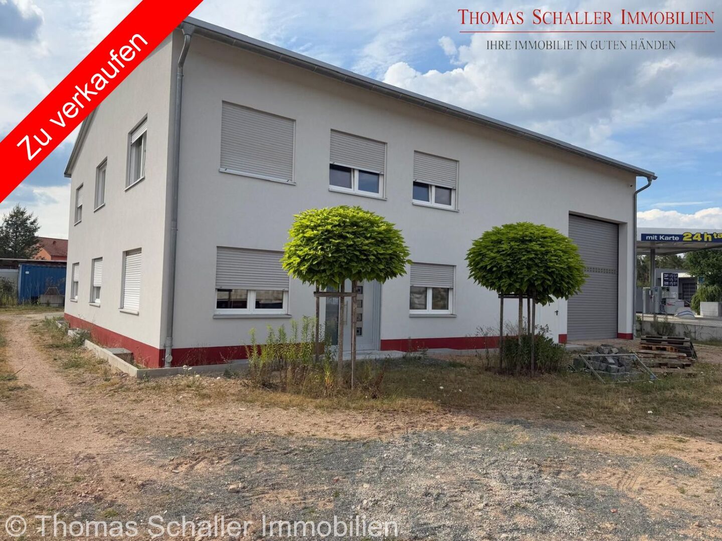 Gewerbehalle mit Bürogebäude-Laden und großem Grundstück in Top Lage