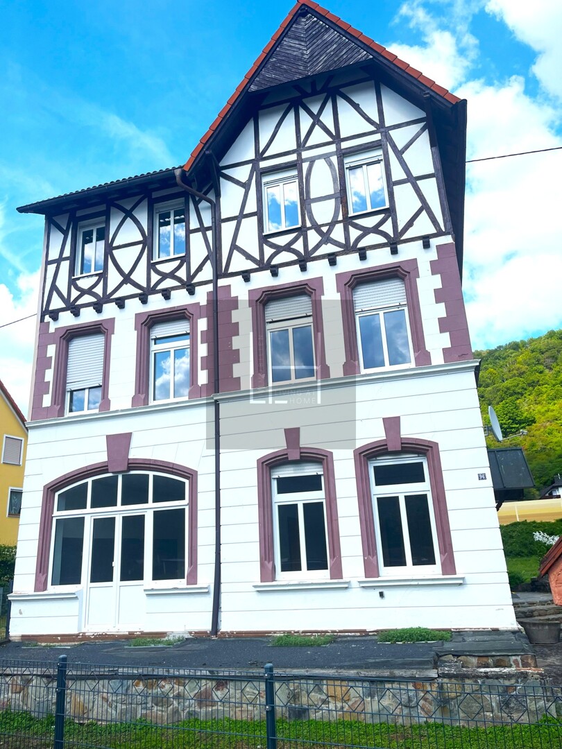 Mehrfamilienhaus mit Entwicklungspotenzial direkt am Rhein