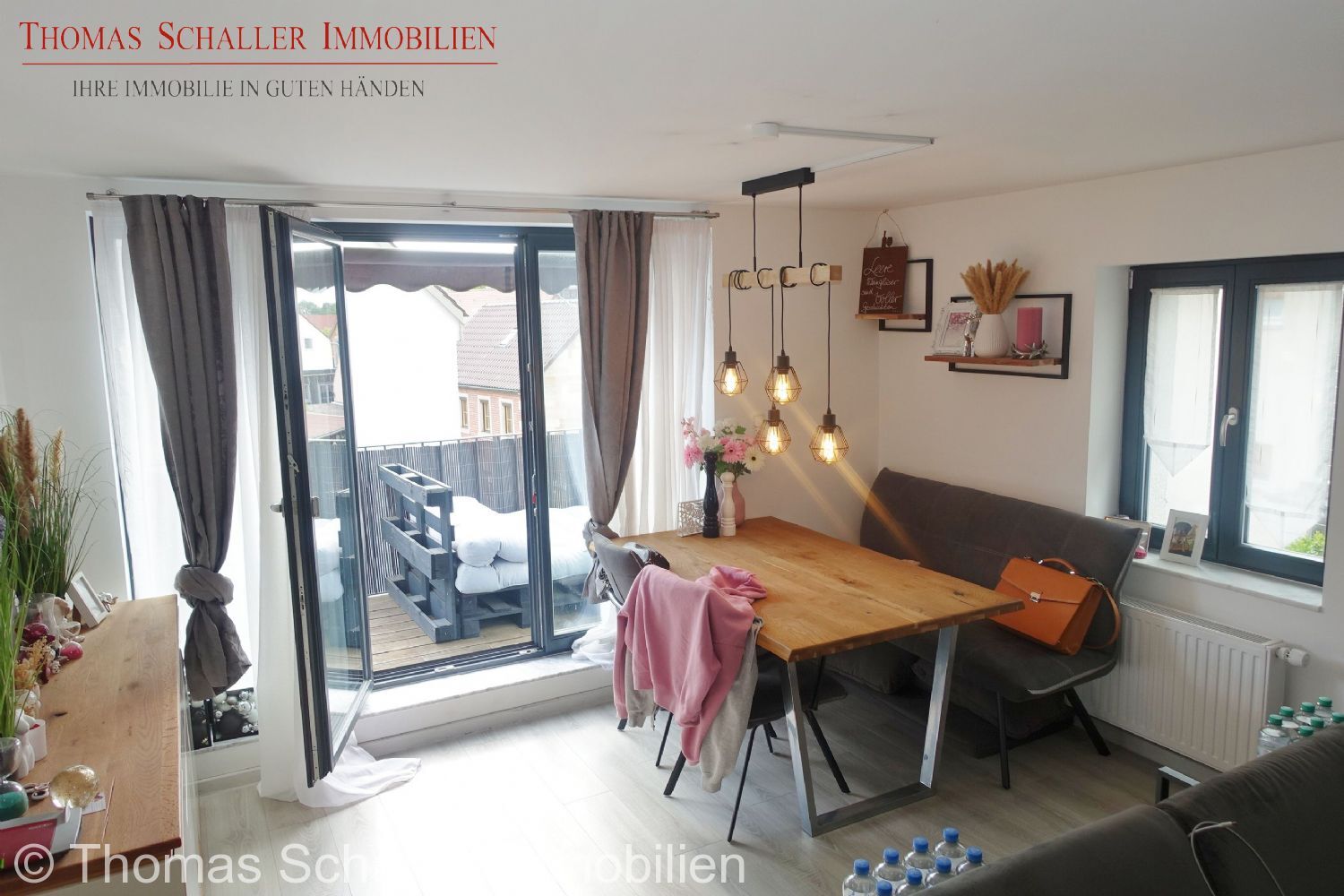 Kernsanierte, moderne 2 Zimmer-Dachstudio-Wohnung mit großen Balkon, EBK & Stellplatz in Cadolzburg