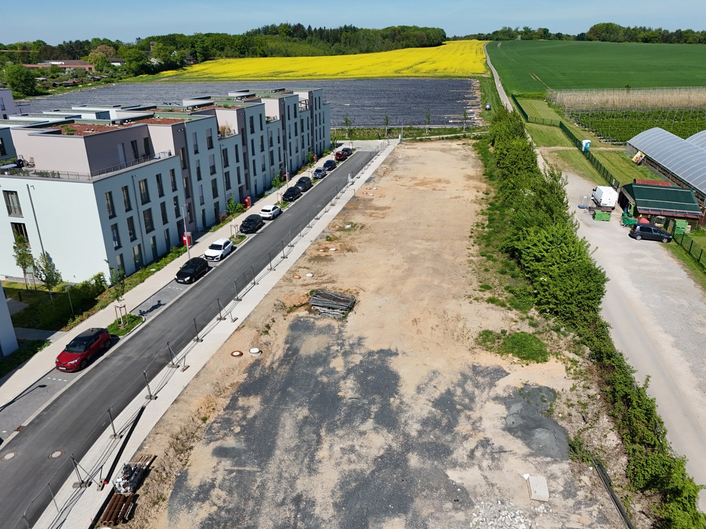 Erschlossenes Grundstück mit Baugenehmigung für Doppelhaushälften