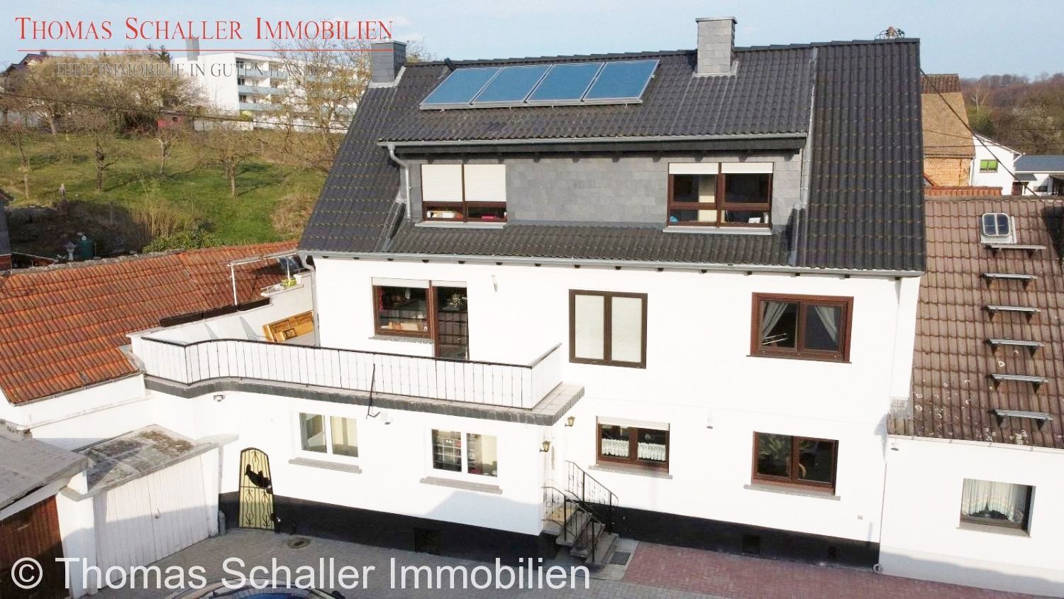 Zweifamilienhaus mit Nebengebäude, 2 Garagen und modernisierter Ausstattung