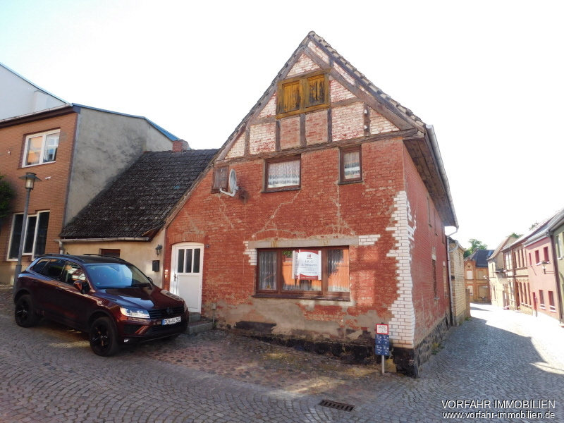 Baufälliges Haus im Stadtkern von Sternberg