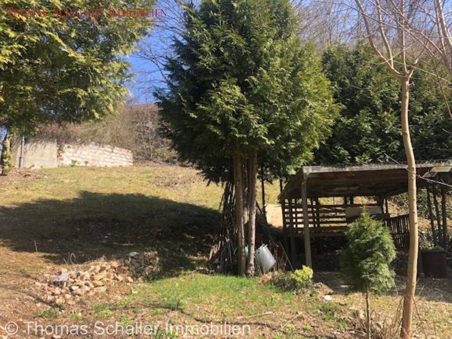 Schönes Hanggrundstück in sonniger Lage – voll erschlossen