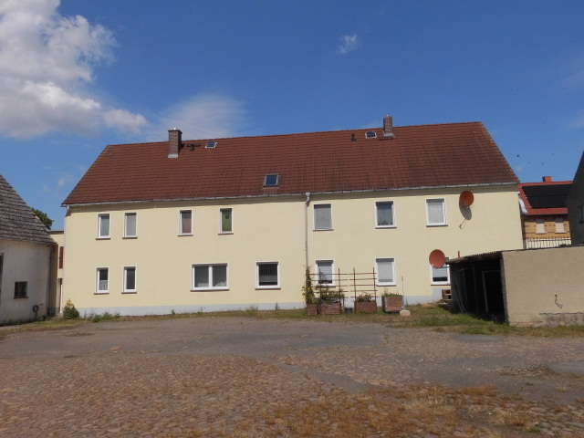 Mehrfamilienhaus + 2 leerstehende Gewerbeeinheiten + große hohe Garagen