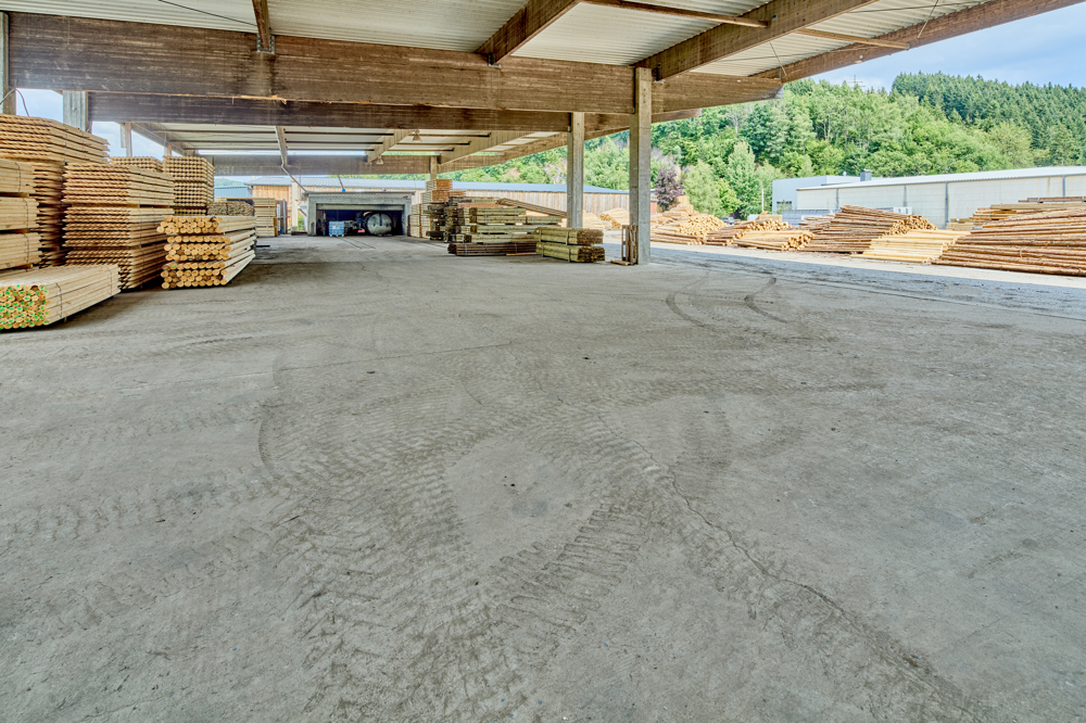 Gewerbefläche 
mit Bürogebäude 
und mehreren Hallen