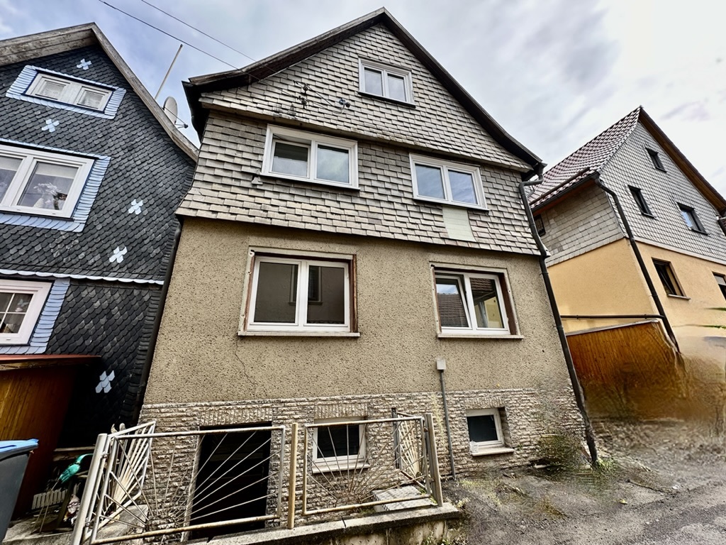 Schnäppchenhaus!
 Immobilie in Steinbach - Hallenberg - Ihr Start in die eigenen vier Wände - kleines Haus mit großem Potenzial in Steinbach - Hallenberg