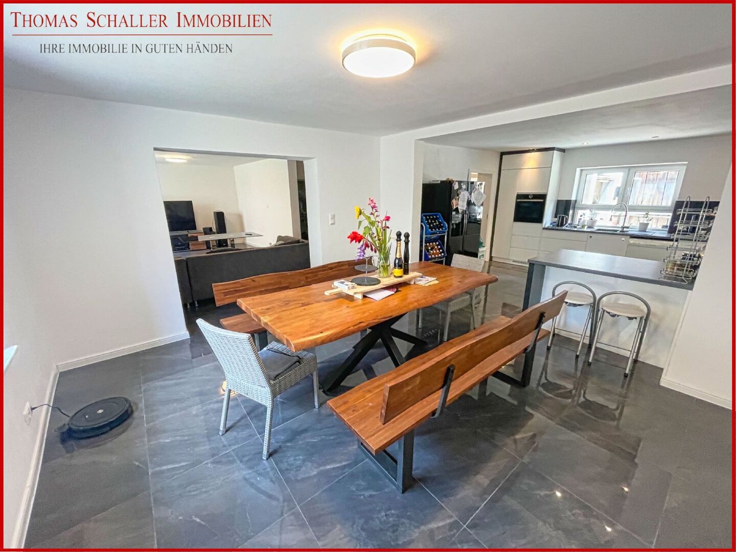 Modernisiertes Einfamilienhaus mit PV-Anlage, Loggia und Garage