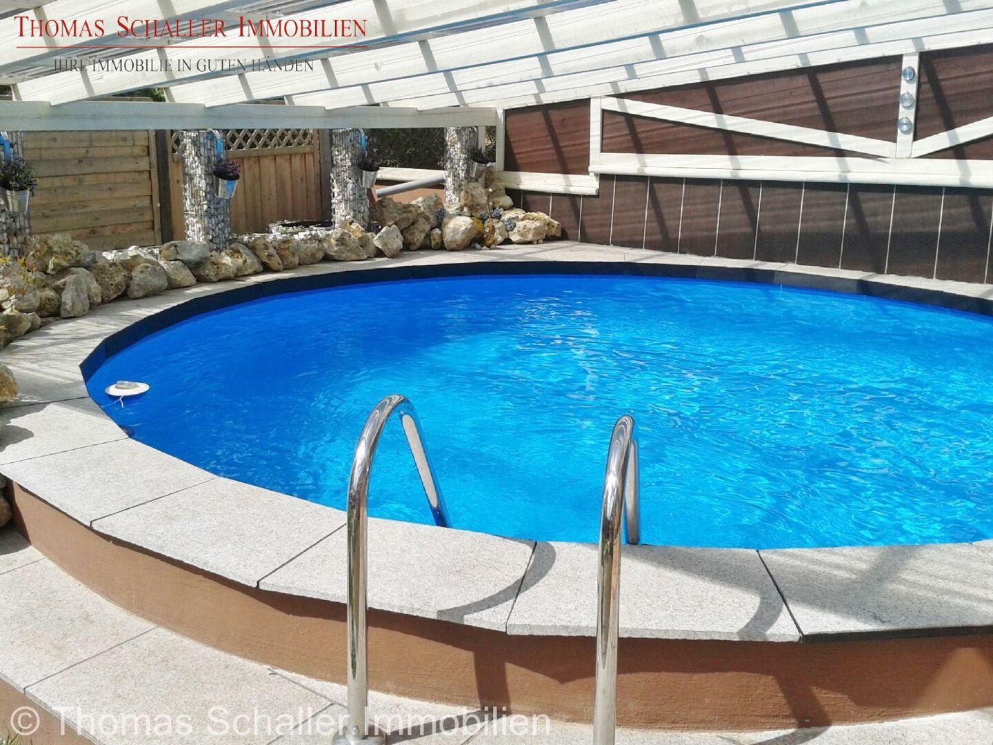 Schöne Doppelhaushälfte als private Wellnessoase – mit Pool, Werkstatt, Carport und Garten