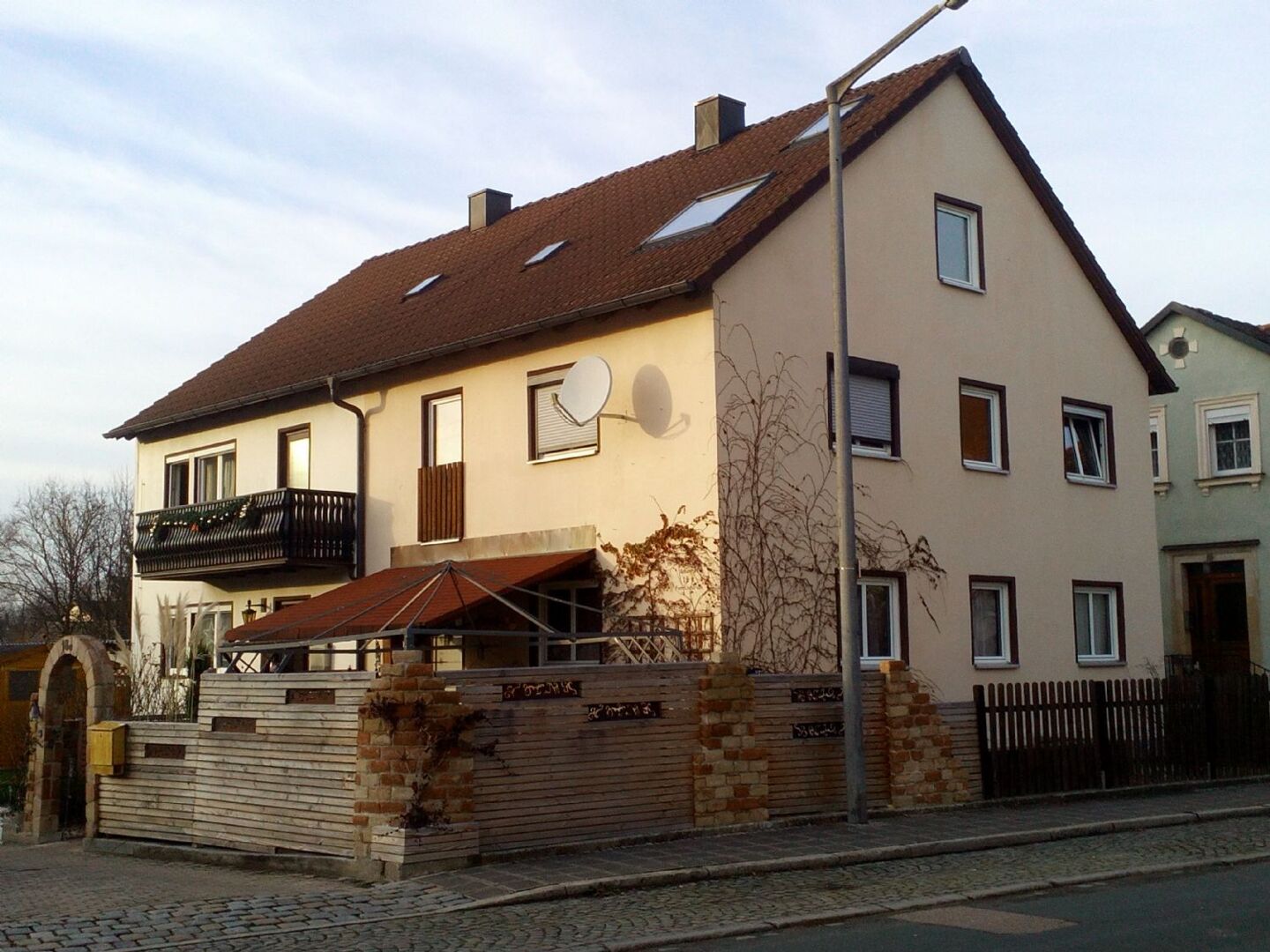 Stilvolle Doppelhaushälfte mit Pool, Dachterrasse, Carport & Werkstatt & viel Lebensqualität