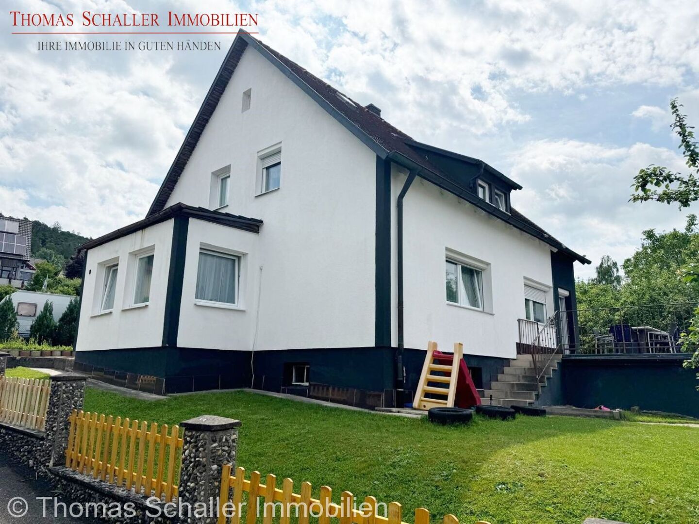 Schönes Einfamilienhaus auf Eckgrundstück mit Garten, Terrasse und Garage – Greding