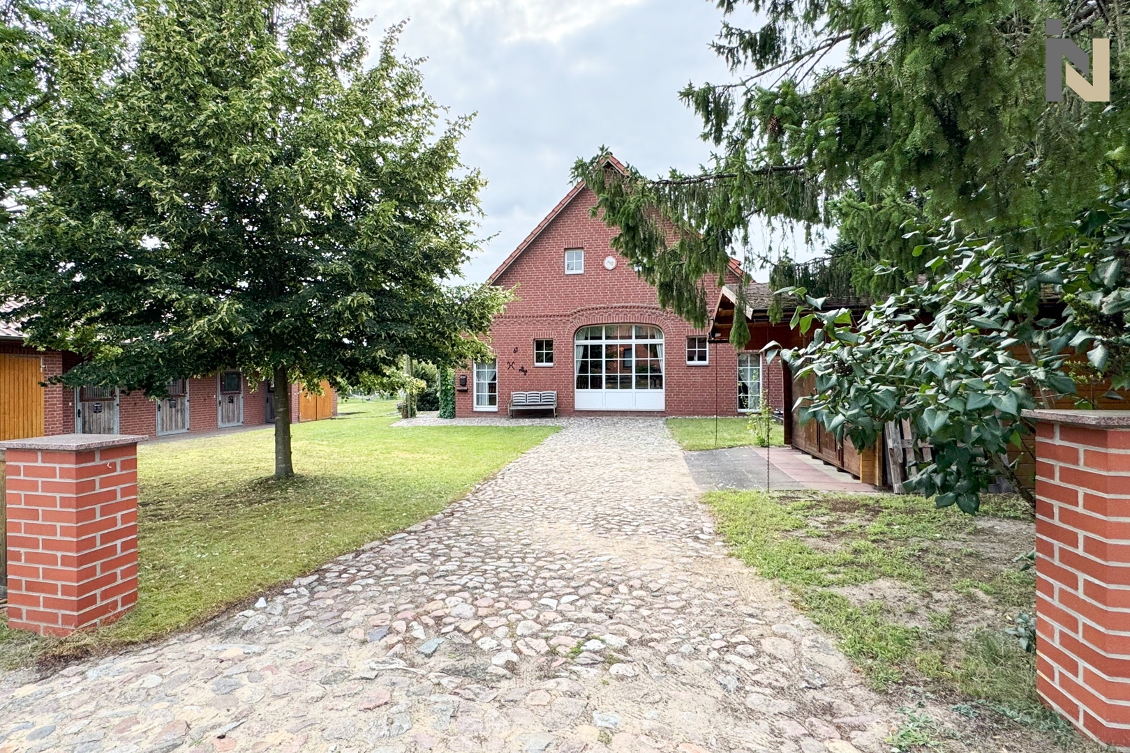 Idyllisches Landhaus mit Pferdestallungen, Weidefläche und viel Raum zum Leben!