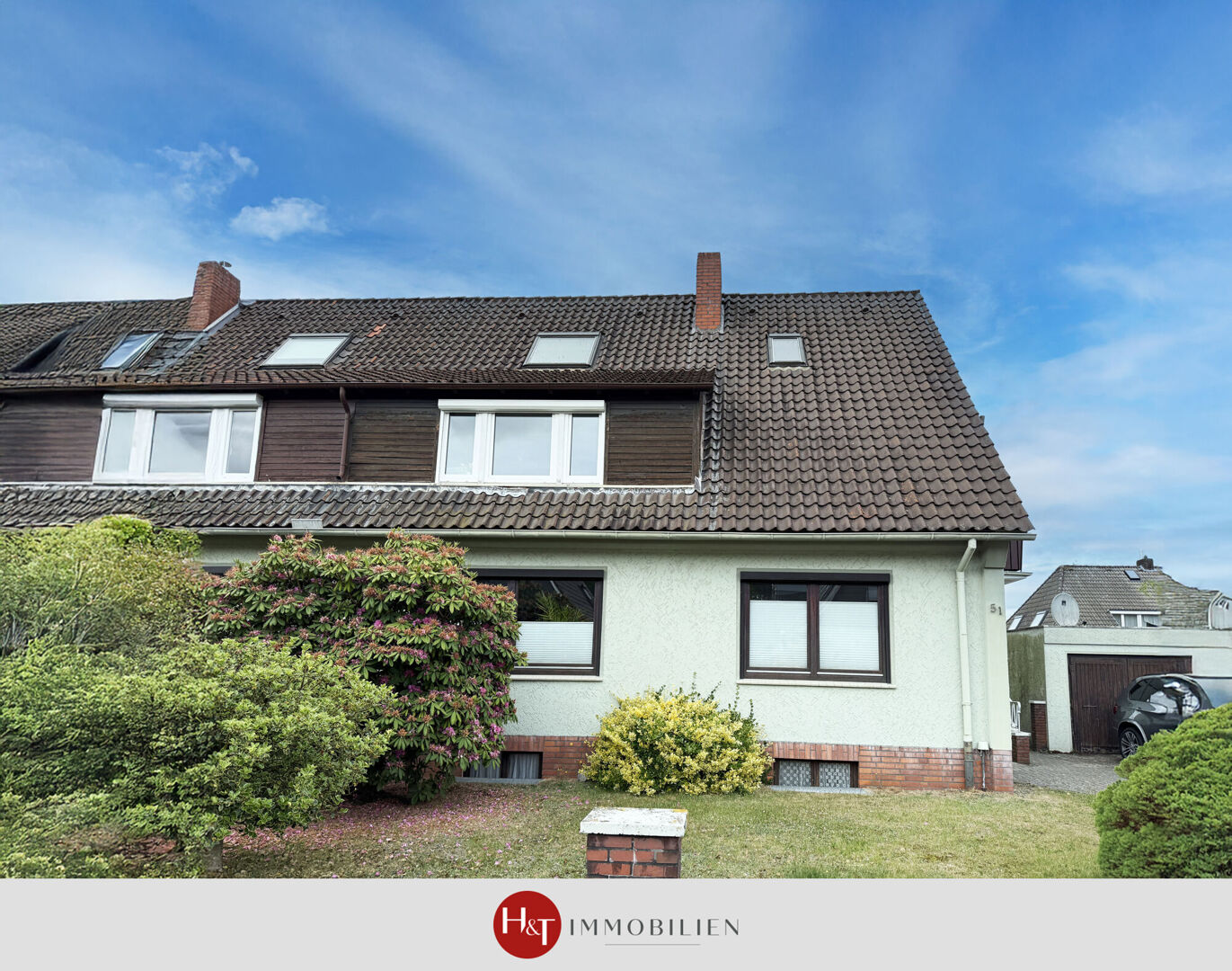 Haushälfte mit zwei vermieteten Wohneinheiten und großem Grundstück!