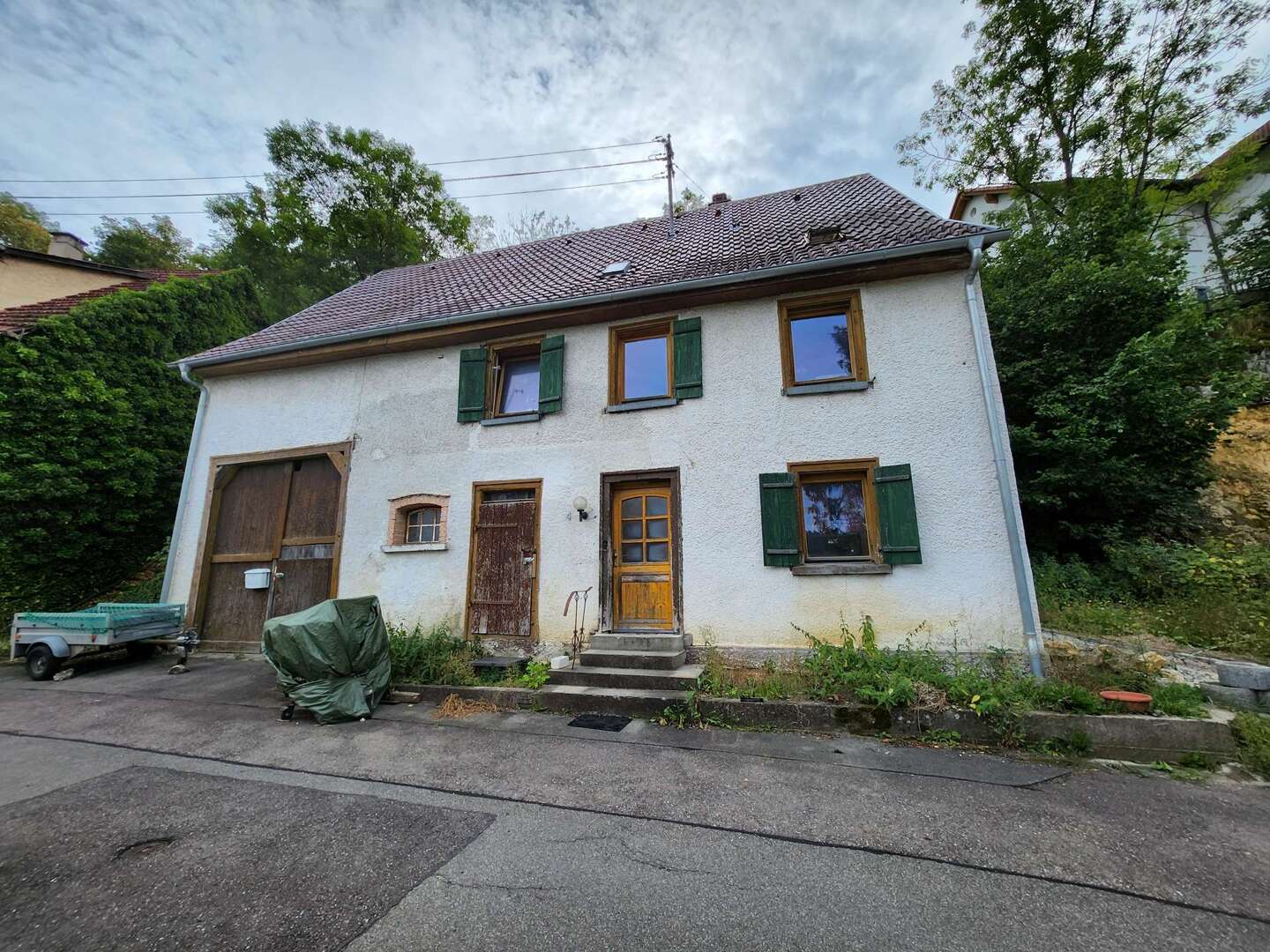 Renovierungsbedürftiges Fachwerkhaus mit Scheune