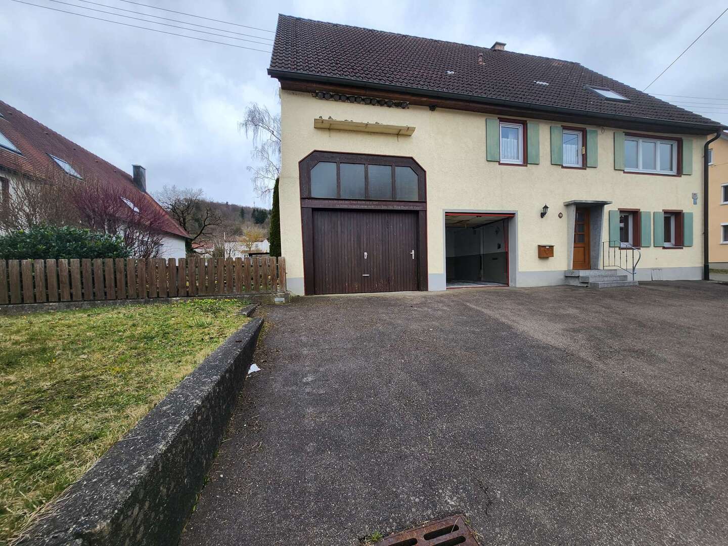 Freistehendes Einfamilienhaus mit viel Potential und großem Grundstück