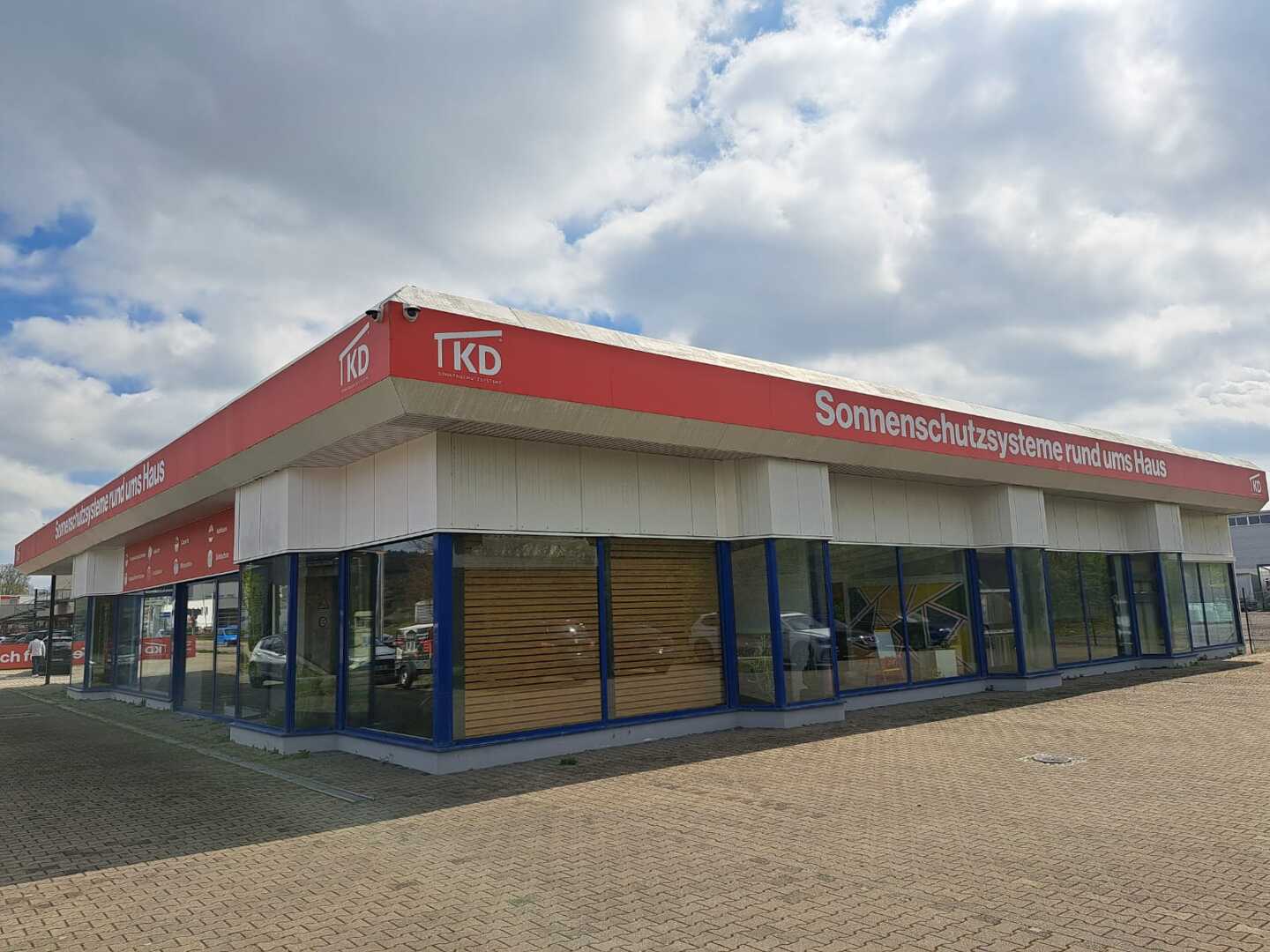 Vermietete Gewerbeimmobilie mit großem Grundstück nahe Autobahn