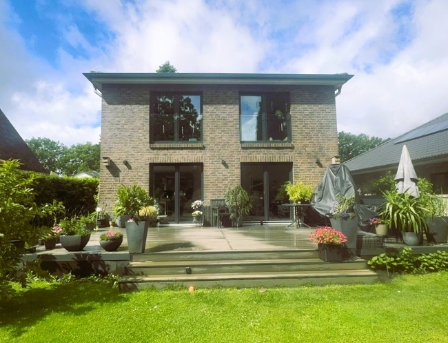 „Stadtvilla in Hamburg-Niendorf – Modernes Wohnen mit Gartenidylle“