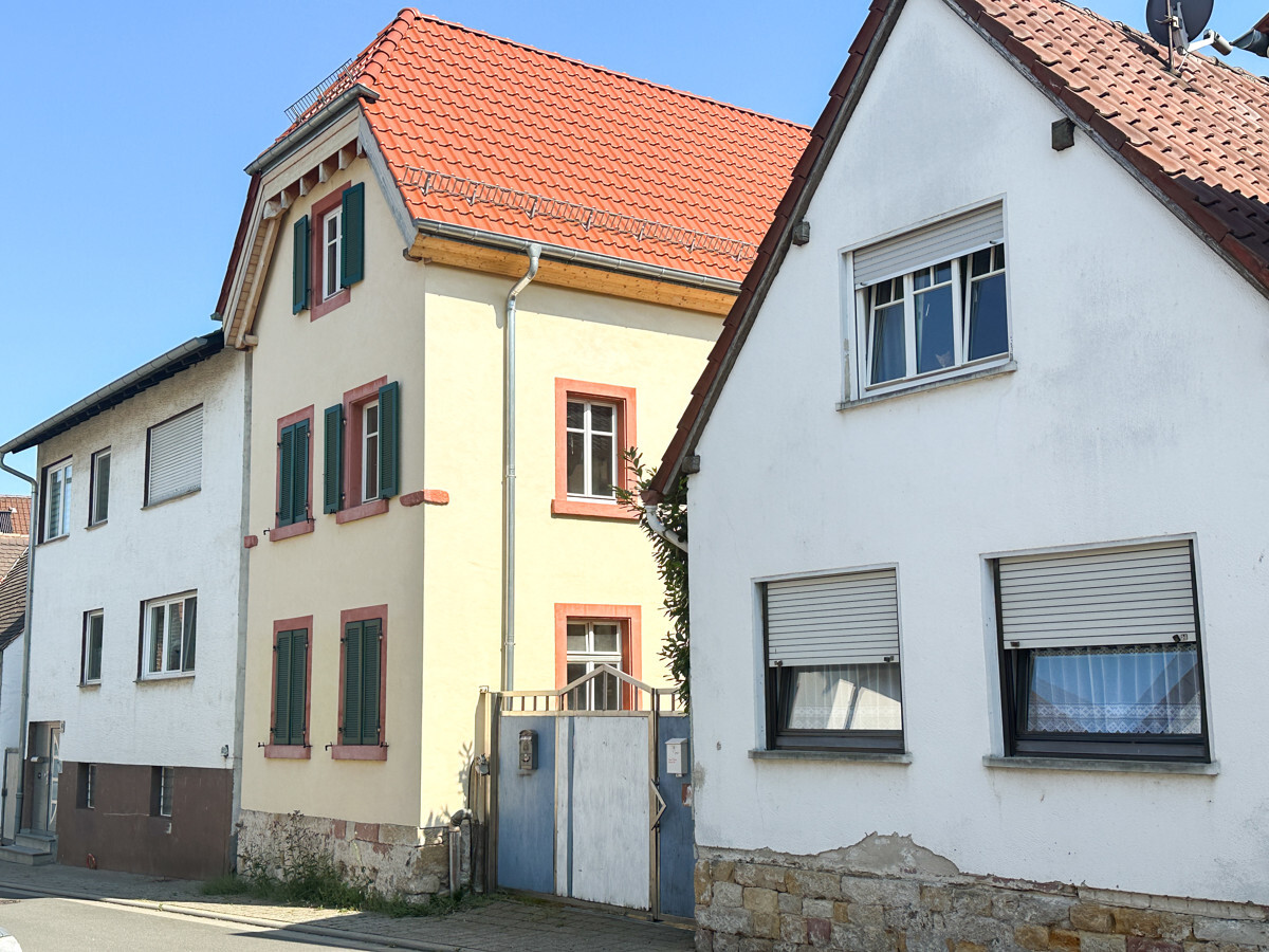 Haus und Garten in schöner Orstlage in der Pfalz