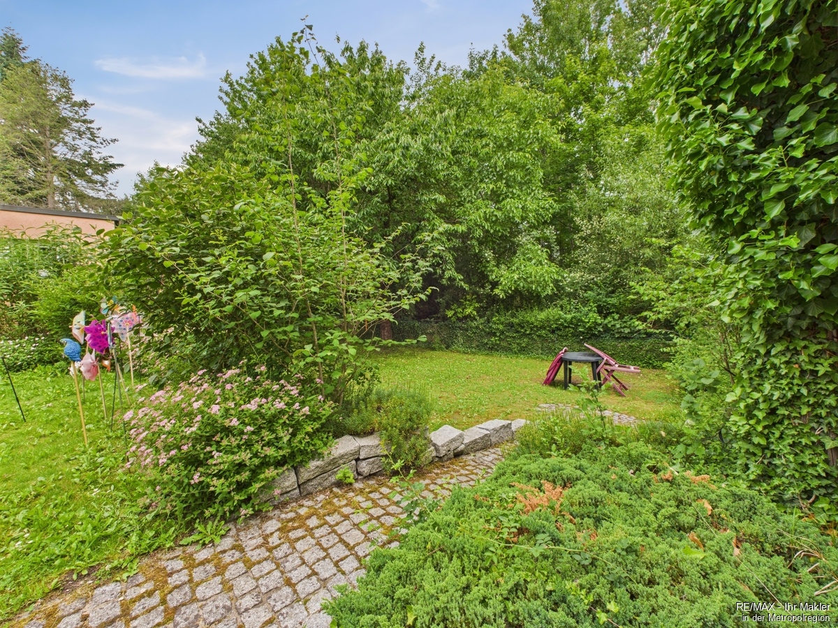 Wohnen am Wald, trotzdem Zentral mit super Verkehrsanbindung und 2 geräumigen Wohnungen