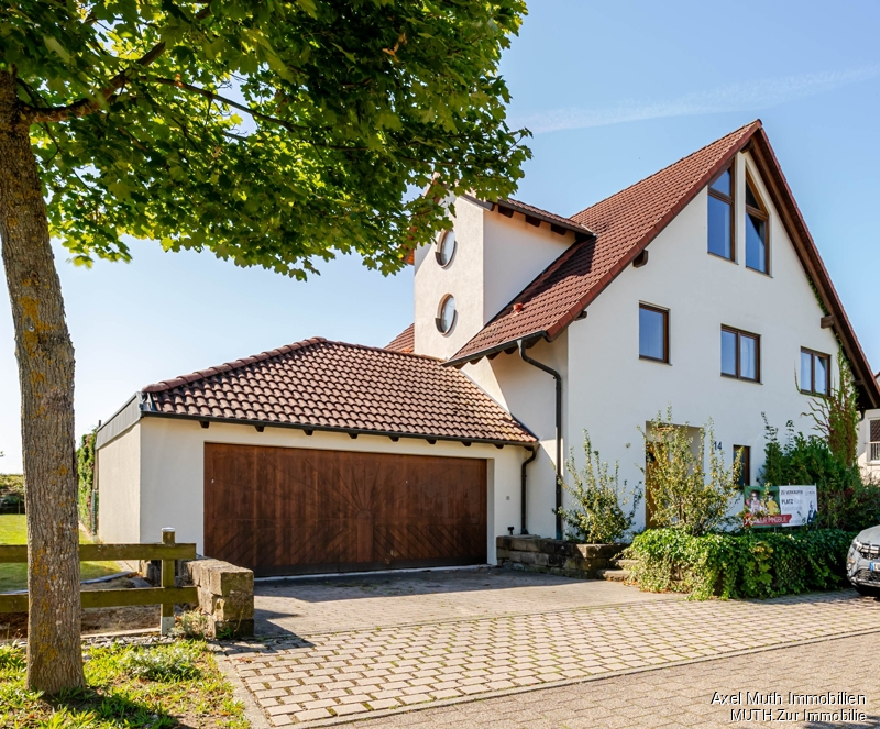 Wohnen in echter Randlage: Ungewöhnliches Einfamilienhaus mit Einliegerwohnung mit Südausrichtung