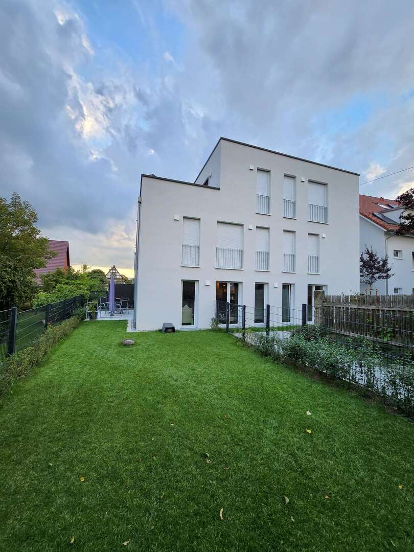 hochwertige Neubau 3-Zimmer Wohnung mit EBK, Garten